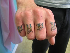 Knuckle tattoo, mumu, green, curled letters