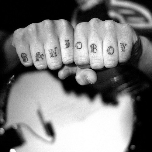 Tatuaje en los nudillos, banjoboy, letra estilizada