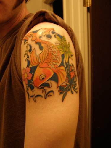 gallo koi pesce tatuaggio sulla spalla