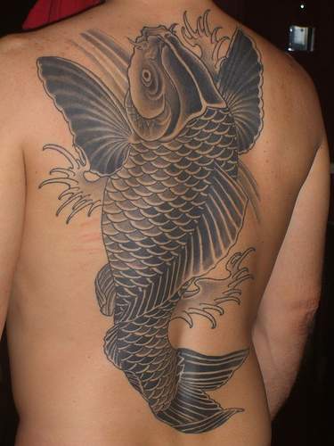 Tatuaje enorme de carpa koi en espalda