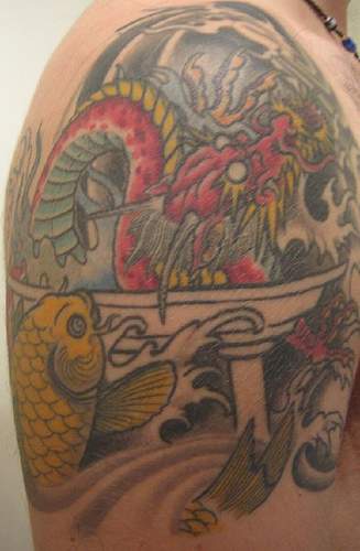 Tatuaje muy detallado de carpa koi y un dragón