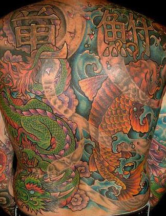 Tatuaje a toda espalda muy detallado de carpa koi y un dragón