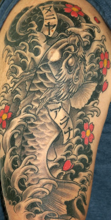 Tatuaje en brazo de carpa koi color negro
