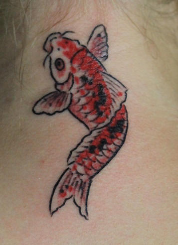 rossokoi pesce tatuaggio sulla nuca