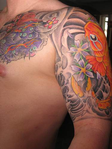 Le tatouage de carpe koї avec en démon en style yakuza