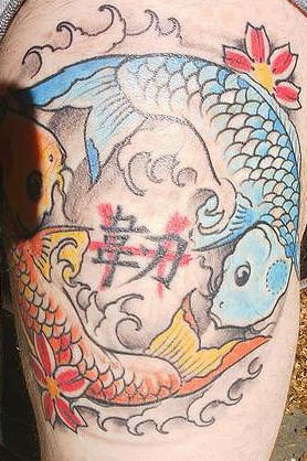 Tatuaje de carpa koi haciendo el símbolo yin yang