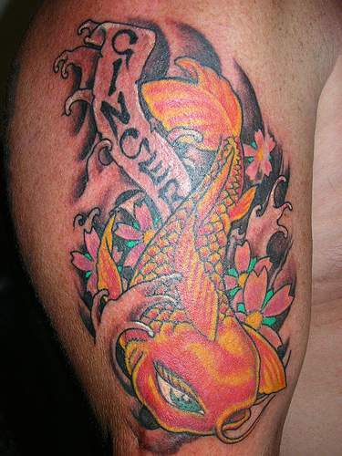 Tatuaje en cadera de carpa koi multicolor