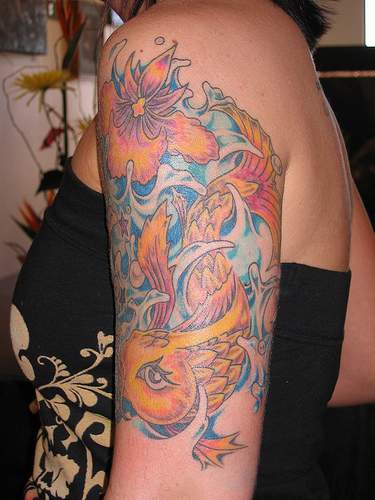 Elegante Dame Koi-Fisch in Fluss farbiges Tattoo