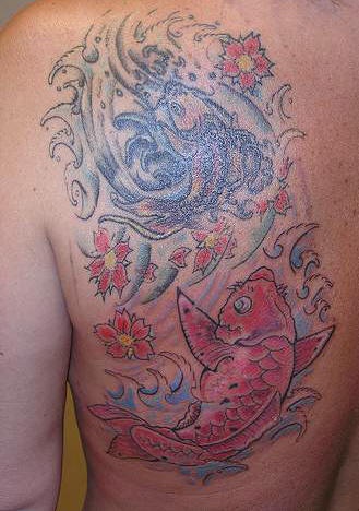 Tatuaje colores claros de carpa koi en el mar