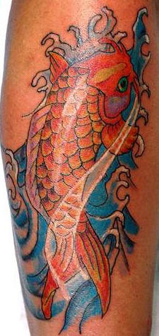 Tatuaje de carpa koi color dorado en las olas