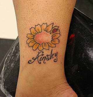 coccinella sul fiore tatuaggio