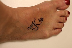 coccinella tatuaggio sul piede