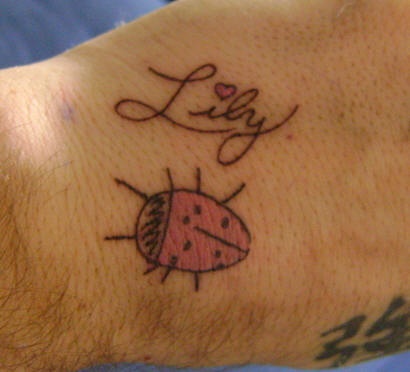 coccinella sul braccio tatuaggio
