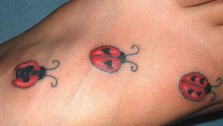 tre coccinella  sul piede tatuaggio