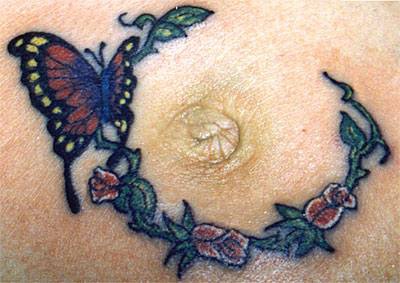 Le tatouage de mamelon avec un papillon sur les fleurs