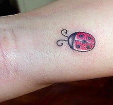picola coccinella sul polso tatuaggio