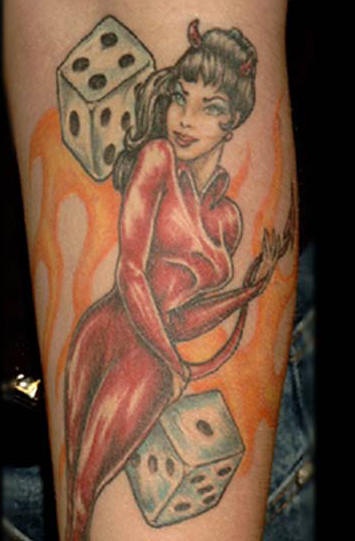 Tatuaje de mujer diabo en rojo, dados en fuego