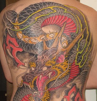 Tatuaggio impressionante sulla schiena il dragone terribile nero rosso