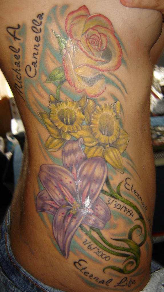 Le tatouage sur le flanc avec inscription Michael Cannella, la vie éternelle et des fleurs