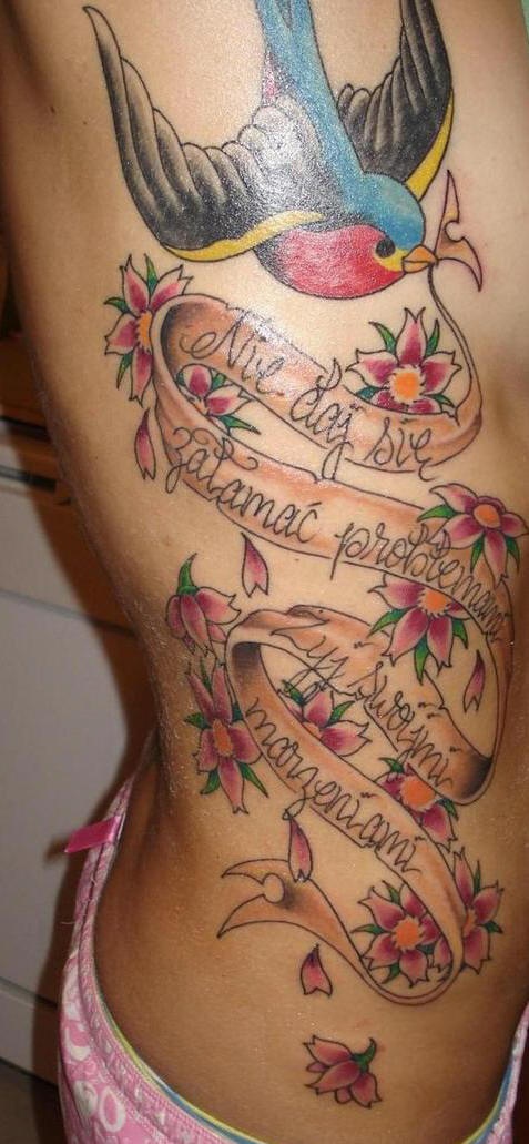 Impressionante tatuaggio sul fianco l&quotuccello che porta la striscia con la scritta