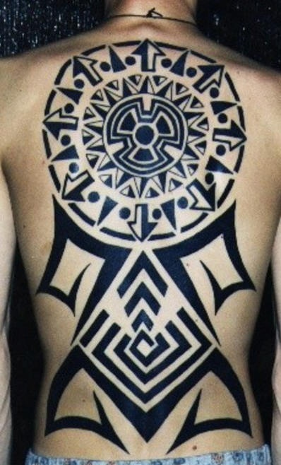 Große Tribal Tattoo mit großem Kreis am Rücken