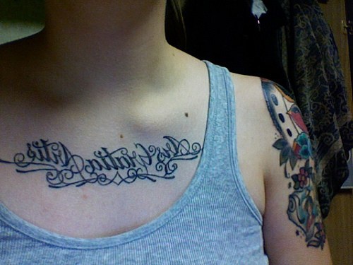 Elegante Beschriftung lateinisches Tattoo auf der Brust