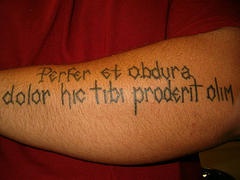 Le tatouage d&quotinscription Perfer et obdura sur le bras