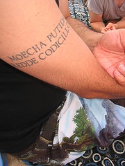 moecha putida redde codicillos sul braccio tatuaggio