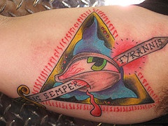 piramide colorata con spada nel occhio tatuaggio