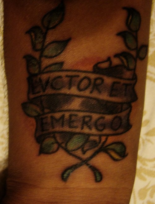 Le tatouage d’inscription Evctor et emergo avec des laures