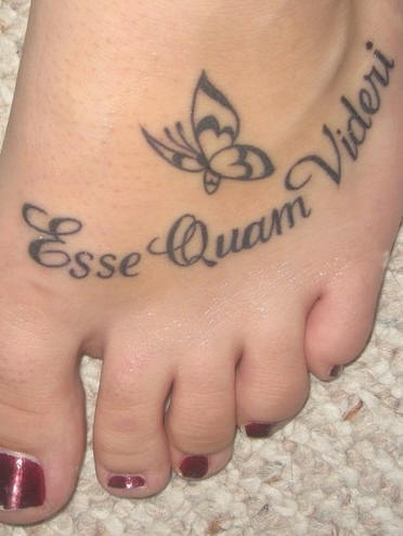 esse quam videri con farfalla sul piede tatuaggio