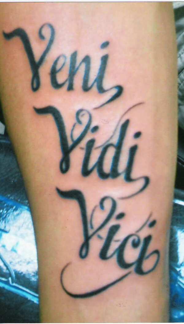 Le tatouage classique d’inscription veni vidi vici