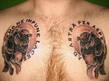 Le tatouage de deux hiboux sages avec une locution latine