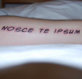 nosce te ipsum tatuaggio sul braccio