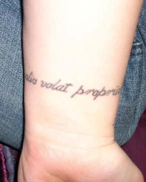 Le tatouage d&quotinscription Alis volat propriis sur le poignet