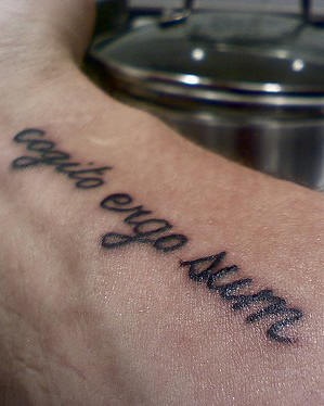 cogito ergo sum sul braccio tatuaggio