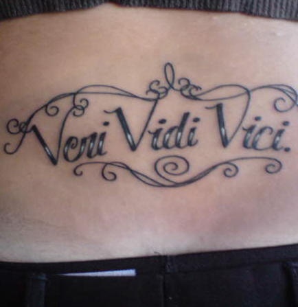 Le tatouage d&quotinscription Veni vidi vici sur le bas du dos