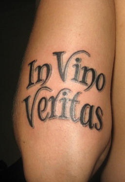 Le tatouage d&quotinscription In vino veritas sur le bras