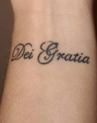 Le tatouage d&quotinscription Dei gratia sur le poignet