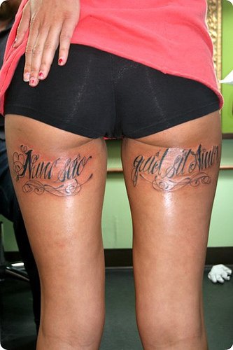 Tatuaje en caderas una frase en latín