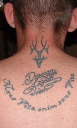 Tatuaje de cabeza de un alce y frase en latín