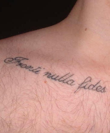 Tatuaje en clavícula fronti nulla fides - Tattooimages.biz