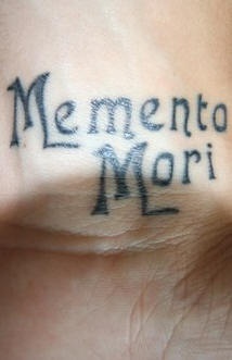 Tatuaje de la frase en latín - recuerda que puedes morir