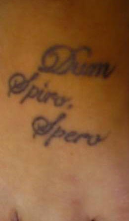 Tatuaje en pie Dum Spiro Spero