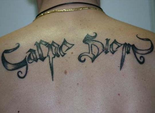carpe diem tatuaggio sulla schiena