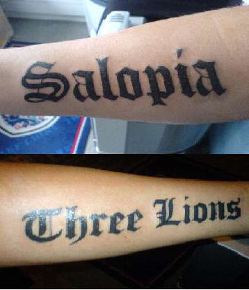 Tatuaje en las manos de palabras salopia y tres liones