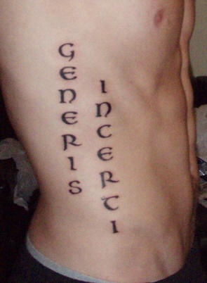 Le tatouage d&quotinscription Generis incerci sur le flanc