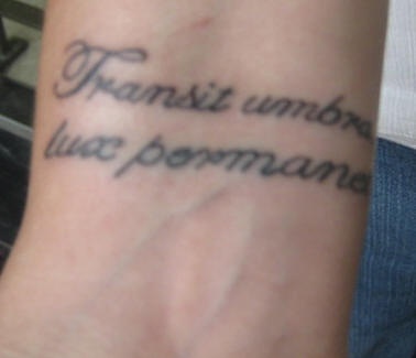 transit umbra lux permanet  in latino tatuaggio