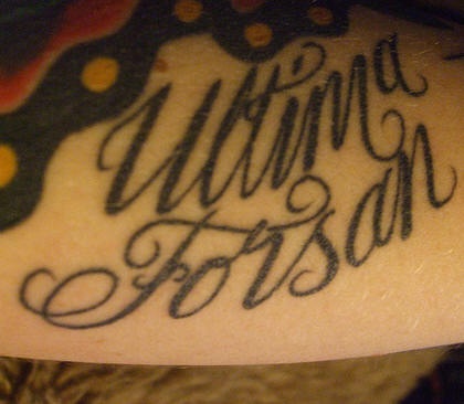 ultima forsan phrase calligrafica tatuaggio