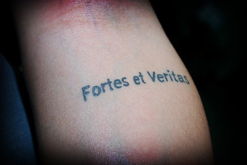 Le tatouage de citation Fortes et veritas